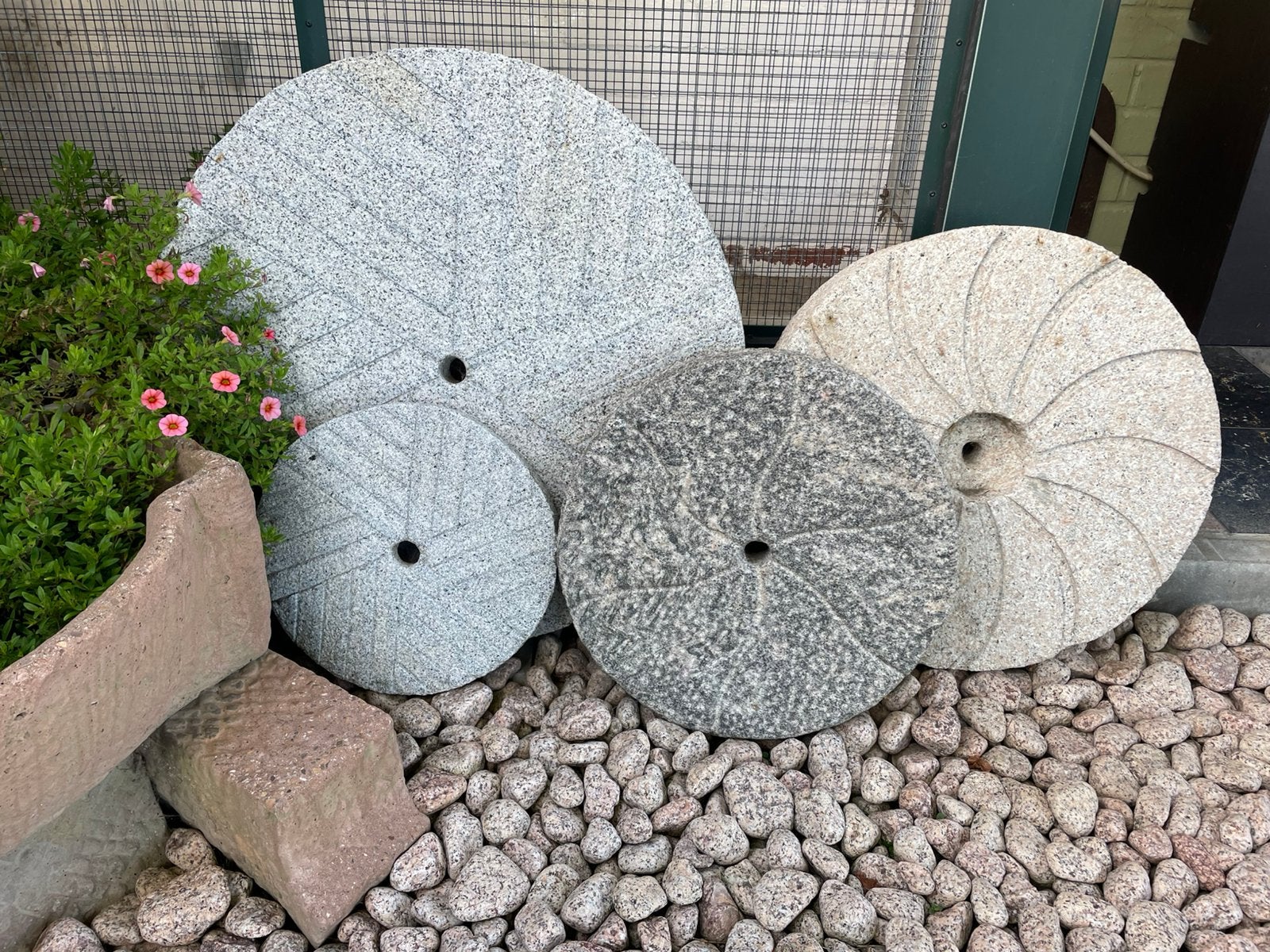 4 molenstenen, Tuin en Terras, Ophalen, Zo goed als nieuw