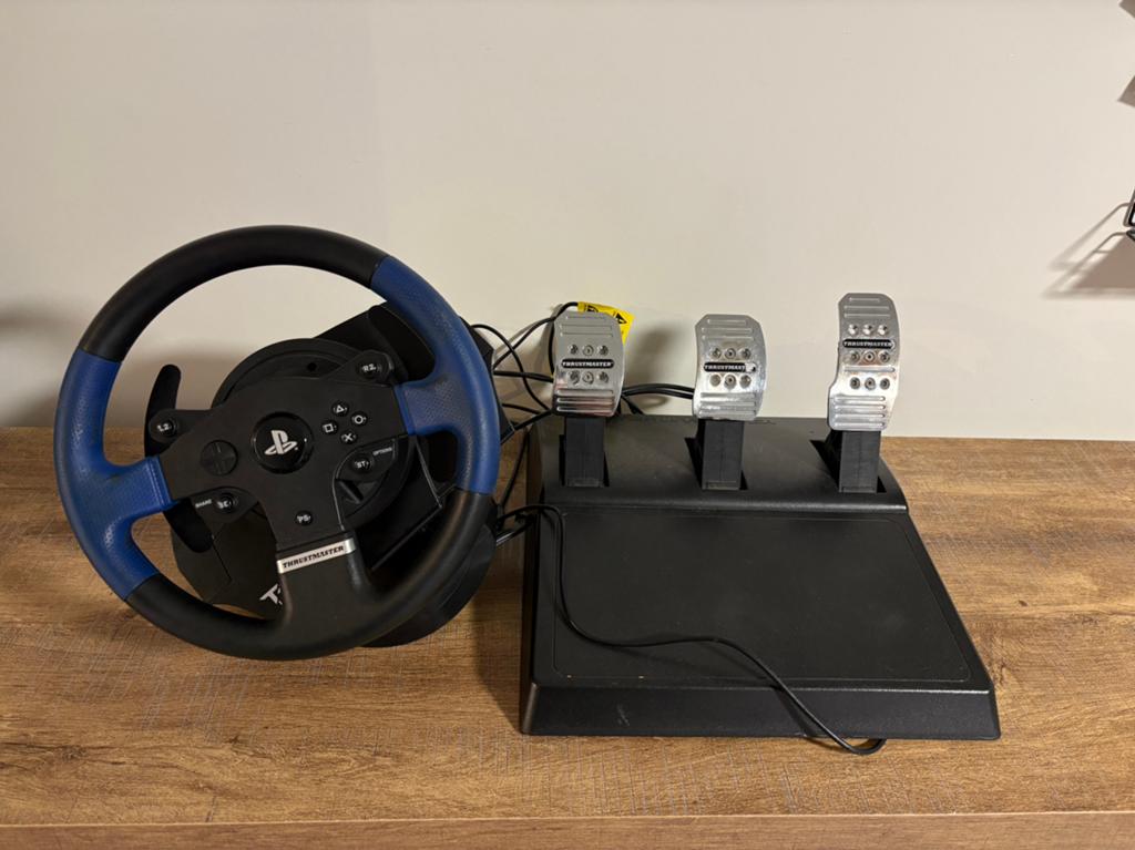 Thrustmaster T150 + pedalen, Consoles de jeu & Jeux vidéo, Enlèvement, Comme neuf