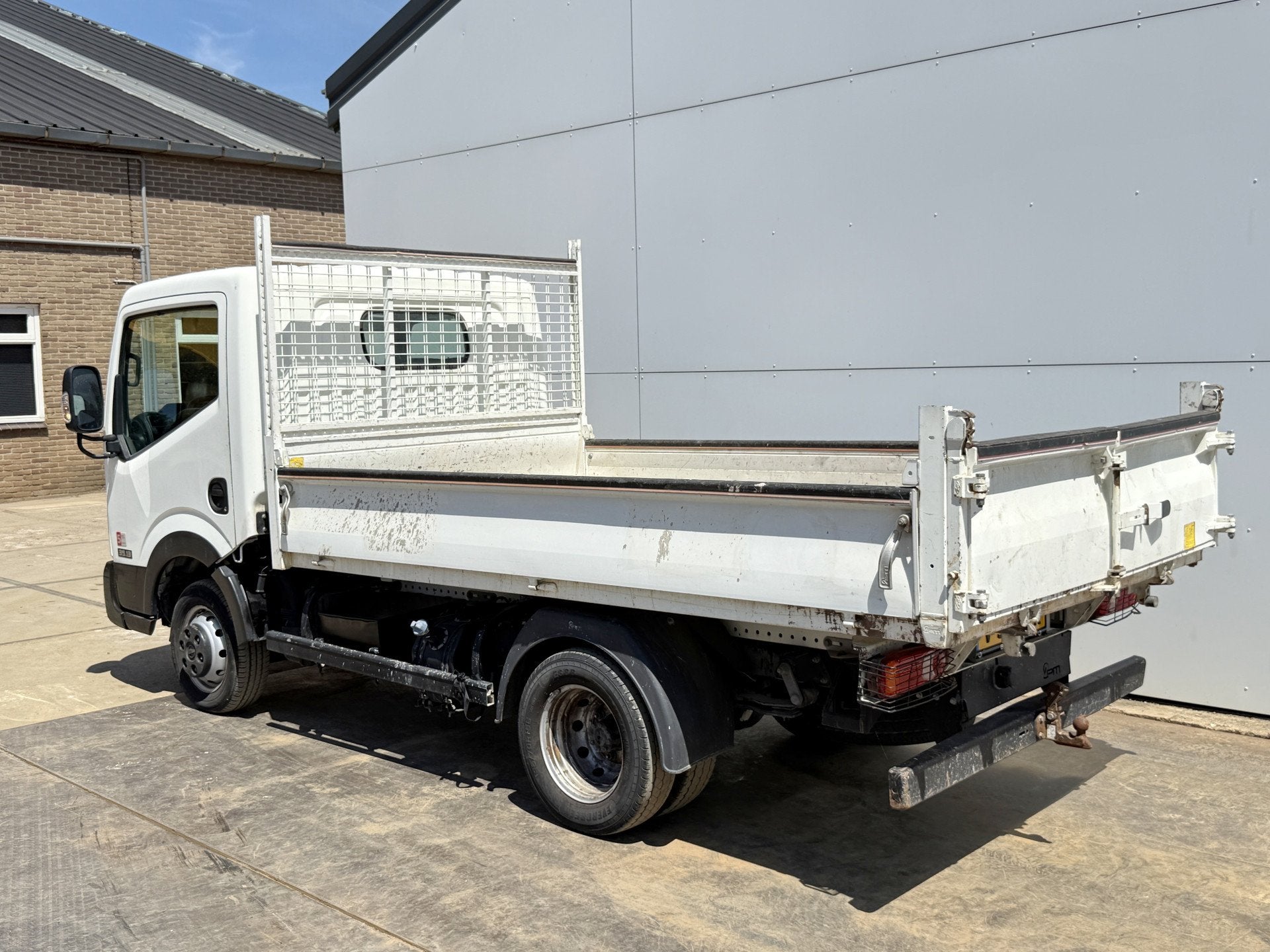 Nissan NT400 130PK 3.0 Kipper 3L Dubbellucht 3.5t Trekhaak A, Auto's, Gebruikt, 4 cilinders, Wit, 131 pk