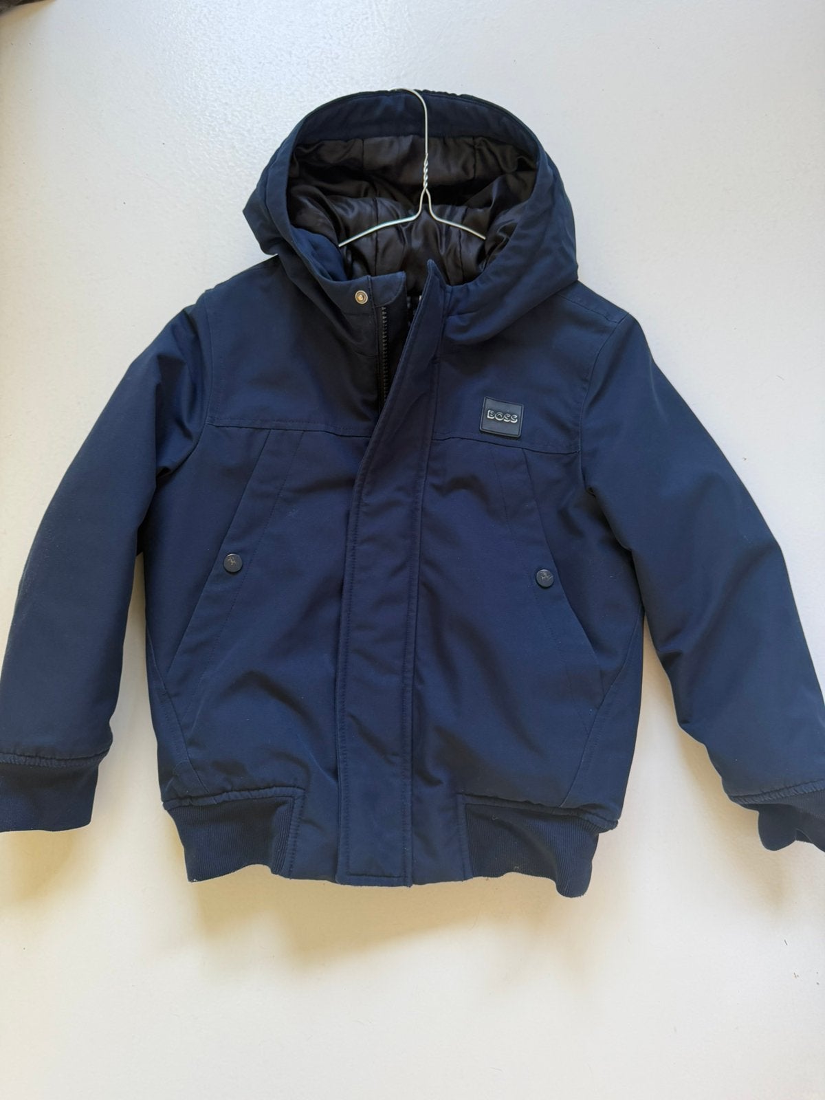 BOSS winterjas donkerblauw – maat 122/128, Ophalen, Gebruikt, Jongen, Jas