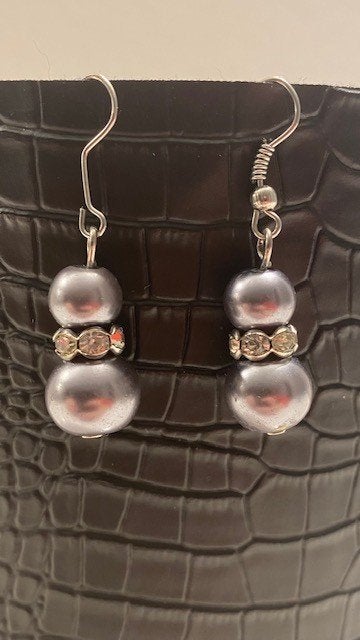 Oorbellen met grijze parels en strass, Bijoux, Sacs & Beauté, Neuf, Gris, Enlèvement ou Envoi, Avec strass
