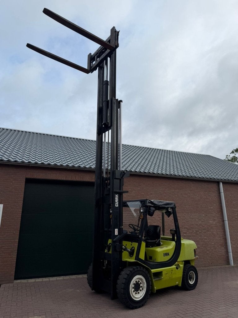Clark 5000kg triplo 5800h! Diesel heftruck, Articles professionnels, Machines & Construction | Chariots élévateurs & Transport interne
