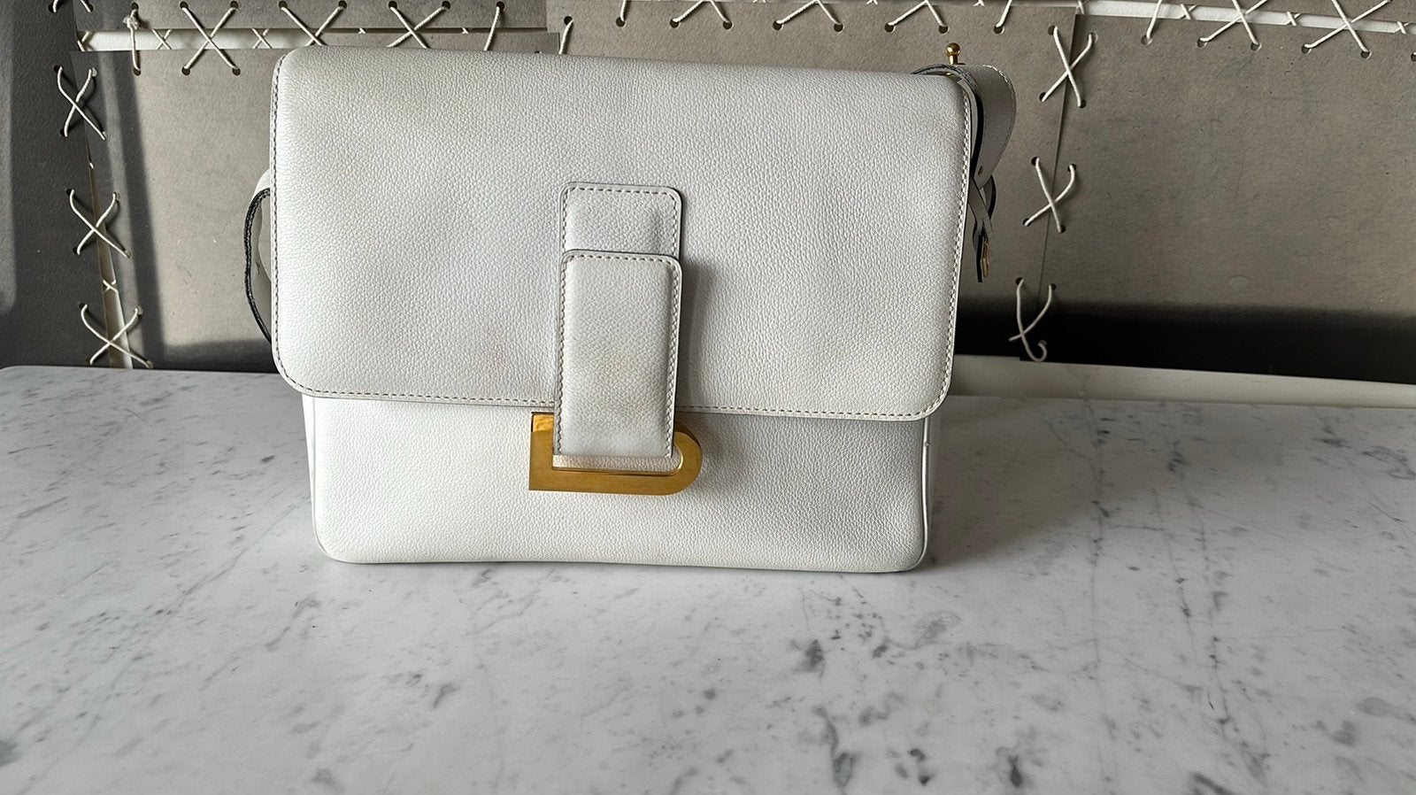 Delvaux, Envoi, Comme neuf