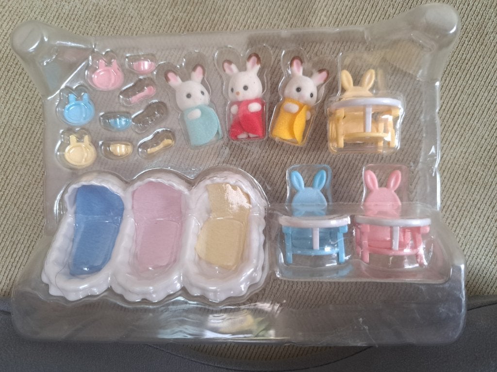 Sylvanian families les triplés lapin au chocolat et mobilier, Enlèvement ou Envoi, Comme neuf