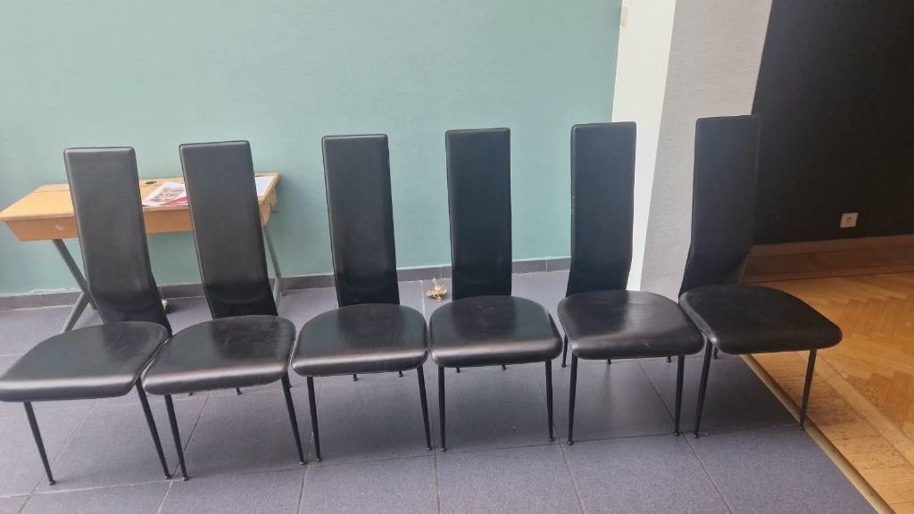 six élégantes chaises en cuir Fasem S44 - à restaurer, Maison & Meubles, Enlèvement, Italiaans, Cuir, Noir