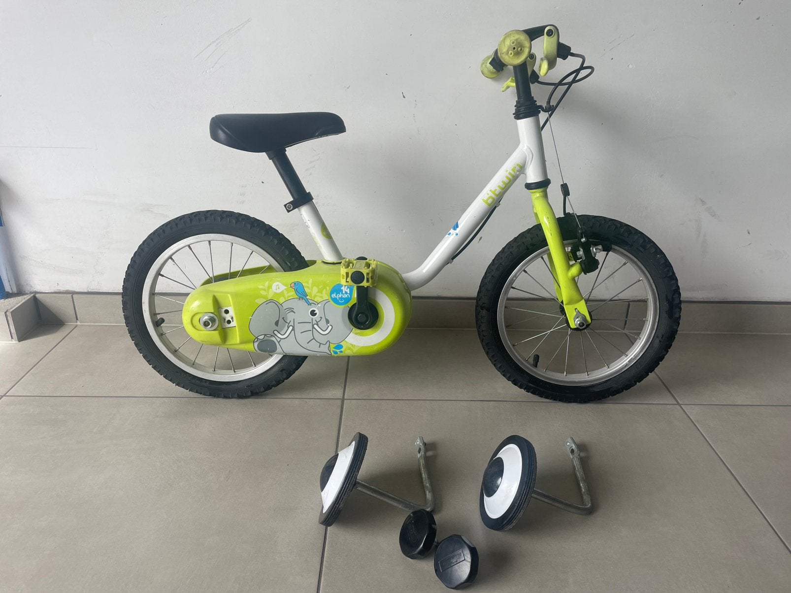 Kinderfiets met zijwieltjes wit/groen 2-5 jaar, Ophalen, Zo goed als nieuw