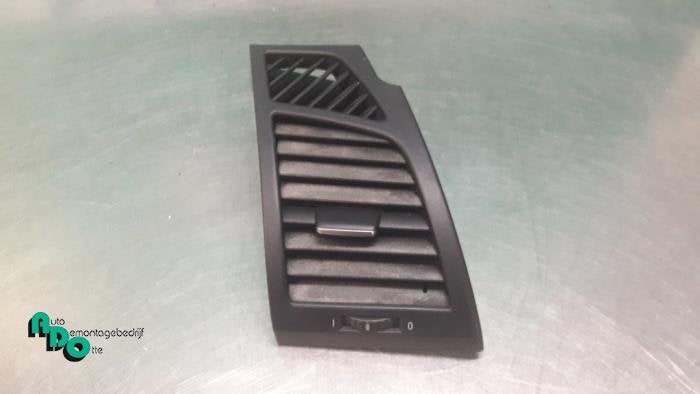 Grille aération tableau de bord d'un BMW 1-Serie (1-Serie 0, -, 3 mois de garantie, Utilisé, -
