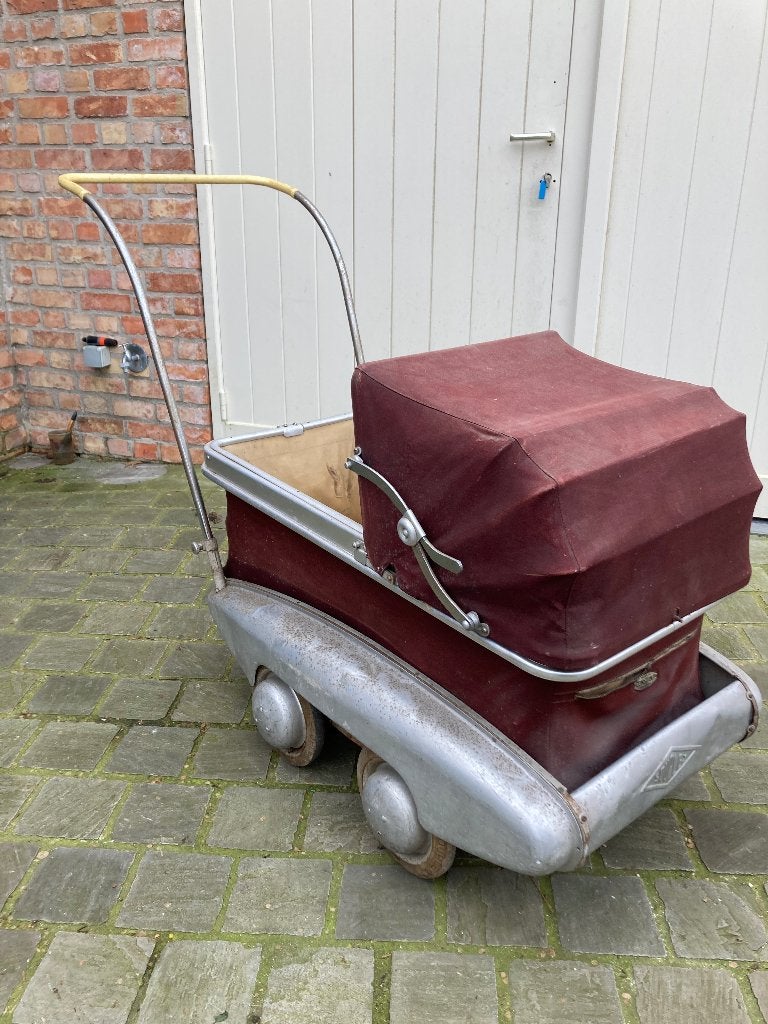 Oude vintage buggy, Ophalen