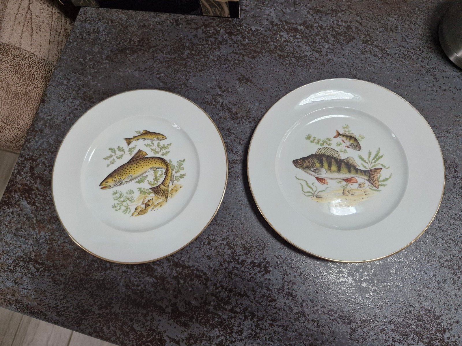 2 jolies assiettes avec poissons, Ophalen