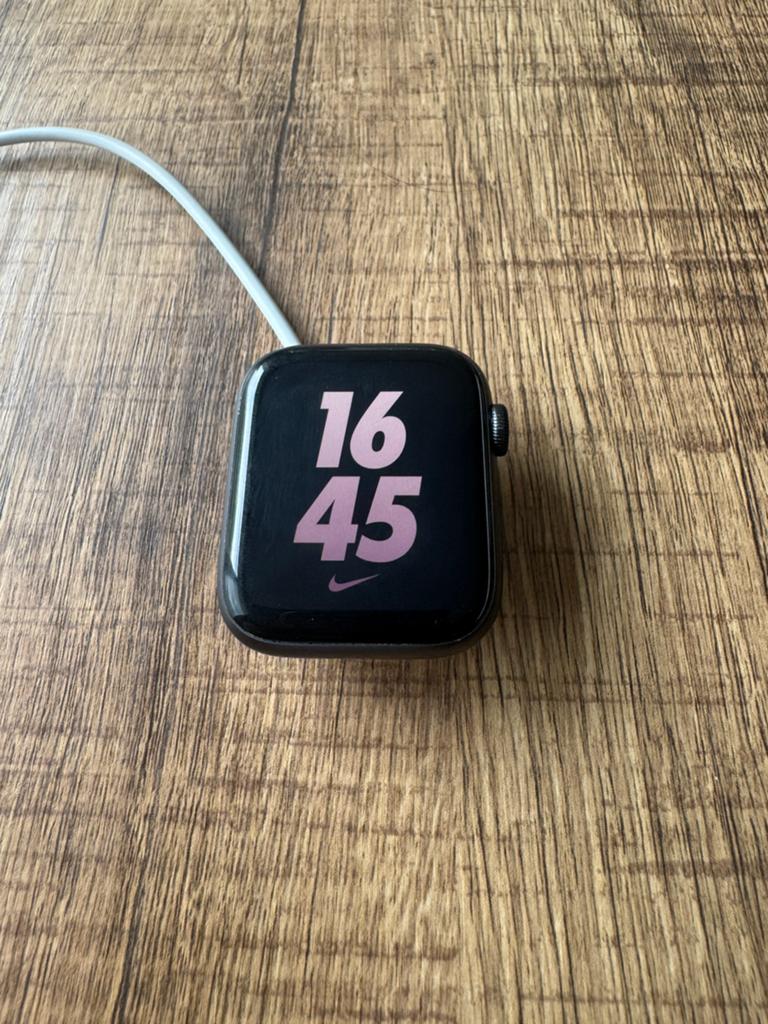 Apple Watch SE Nike Limited Edition, Handtassen en Accessoires, Smartwatches, Zwart, IOS, Ophalen of Verzenden, Zo goed als nieuw