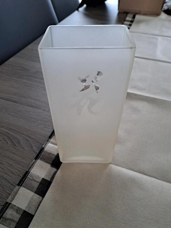 Vierkante vaas met kanji teken, Wit, Ophalen of Verzenden, Minder dan 50 cm, Glas