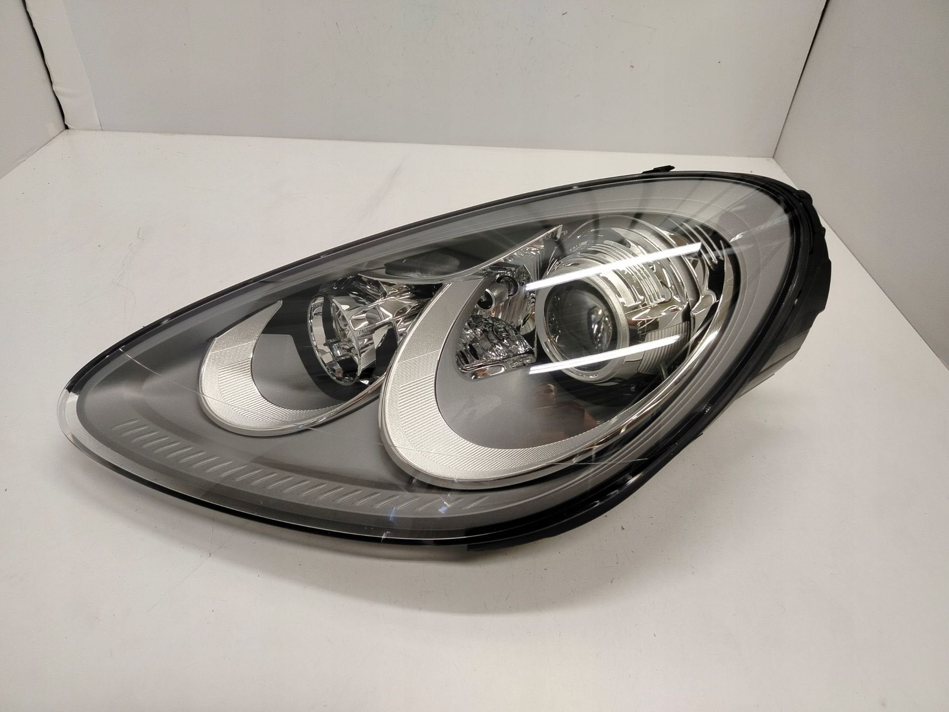 Porsche Cayenne Koplamp Links 7P5941029CA, Gebruikt, Porscheplatz 1
70435  Stuttgart, DE, Porsche, Info@porsche.de