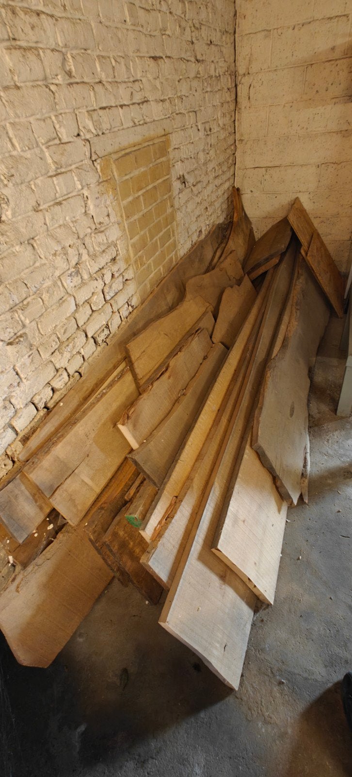 Titre : Lot de bois dur massif/vieilles planches et rondins, Jardin & Terrasse, Poteaux, Poutres & Planches, Enlèvement, Planches