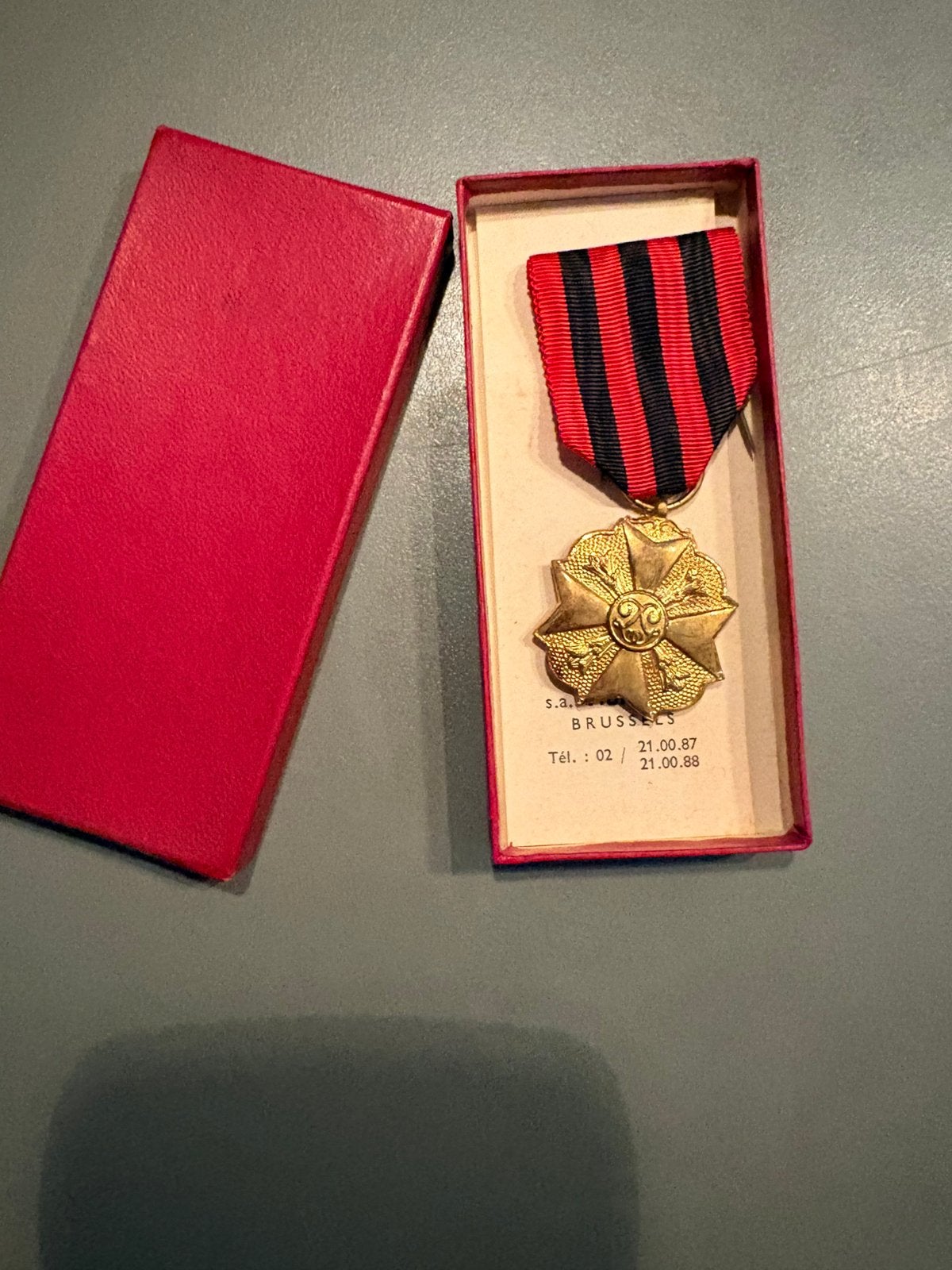 Médaille ancienne dorée / Décoration Belgique (Brussels), Collections, Envoi