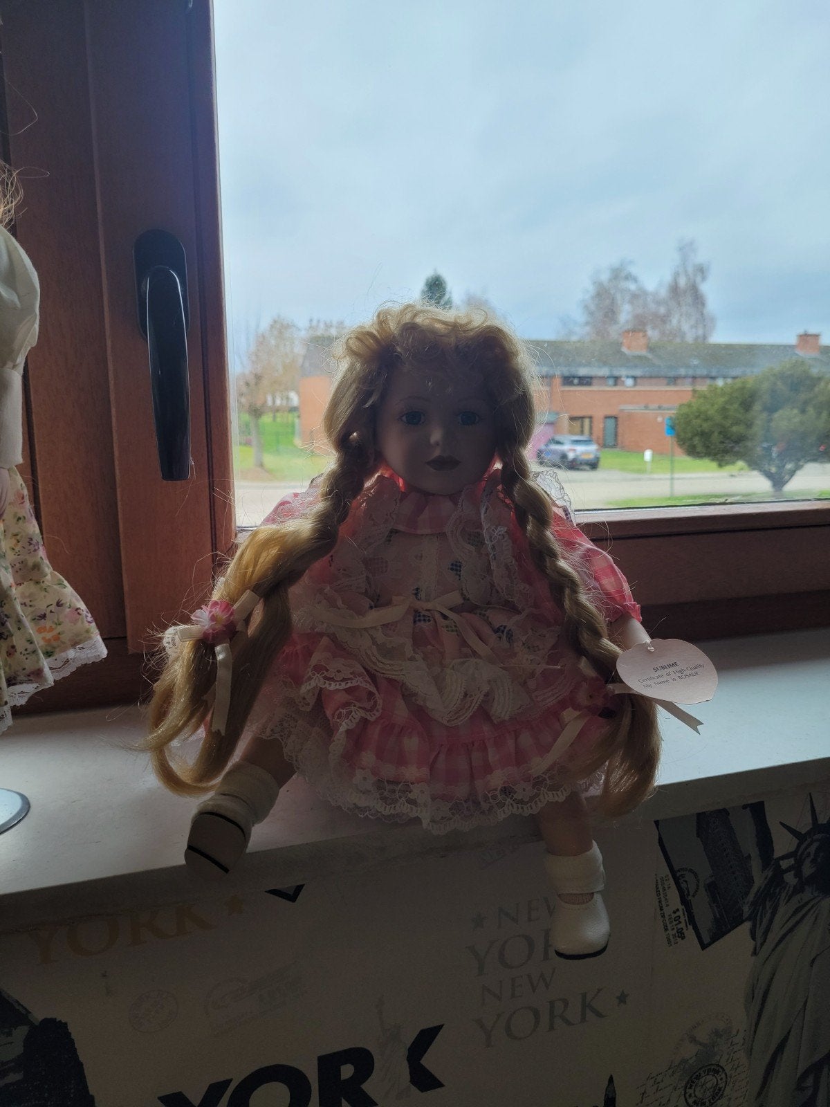 Poupee magnifique en tres bon etas avec certificat, Collections, Enlèvement ou Envoi, Comme neuf, Poupée