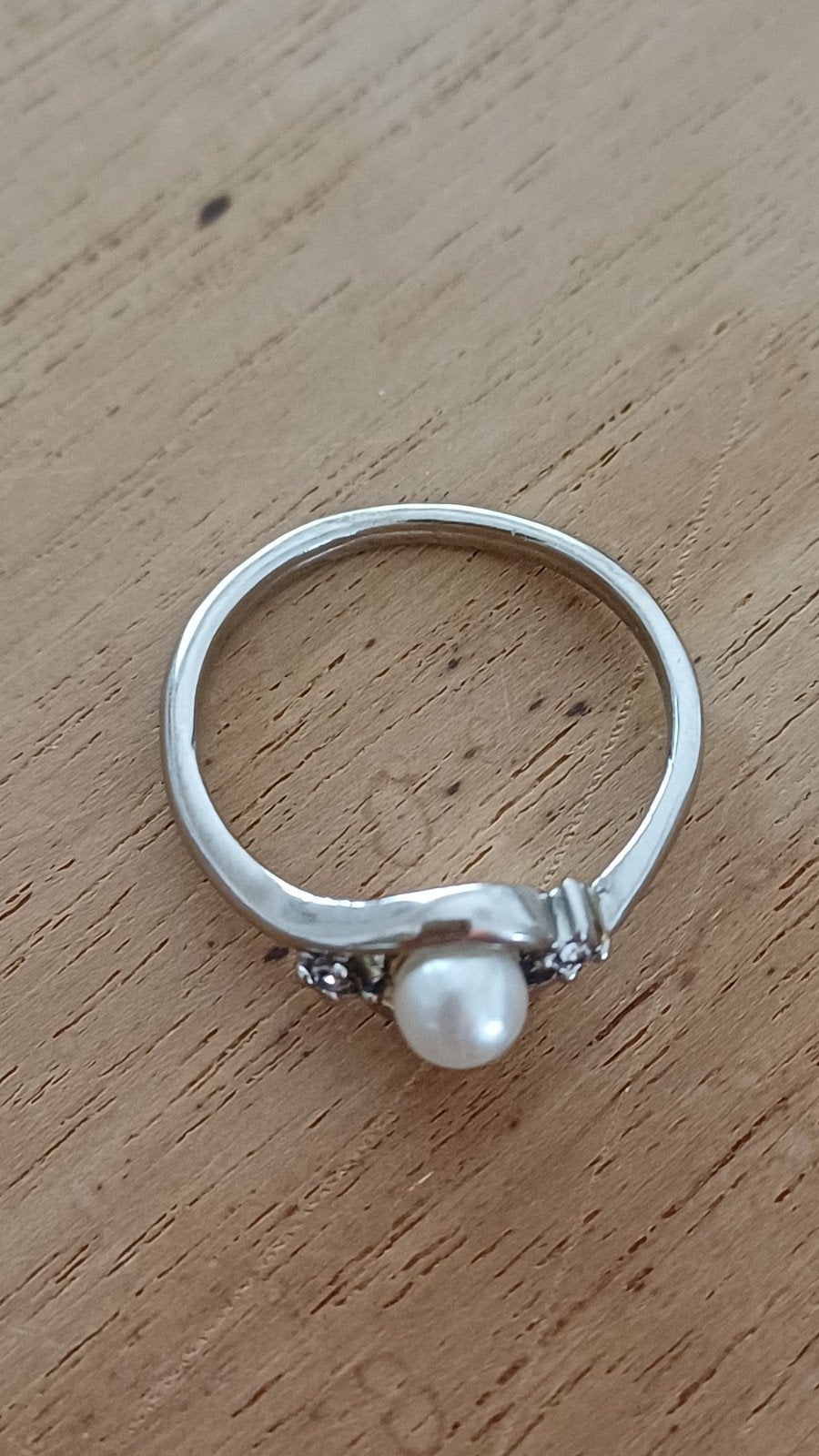 Ring met gekweekte parel en kleine diamanten, Wit, Ophalen of Verzenden, Zo goed als nieuw, Dame