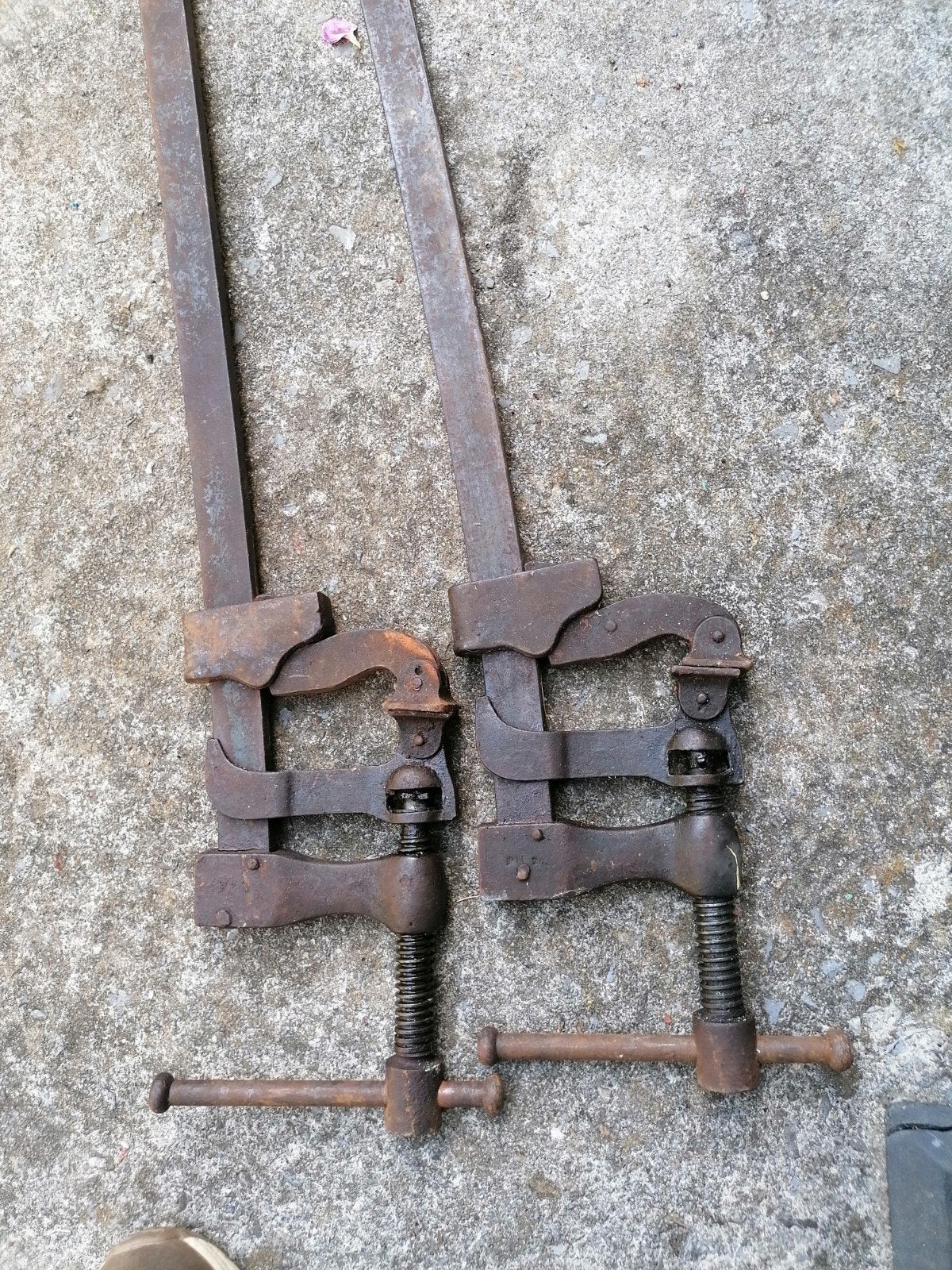 Serre joint en fer, Enlèvement