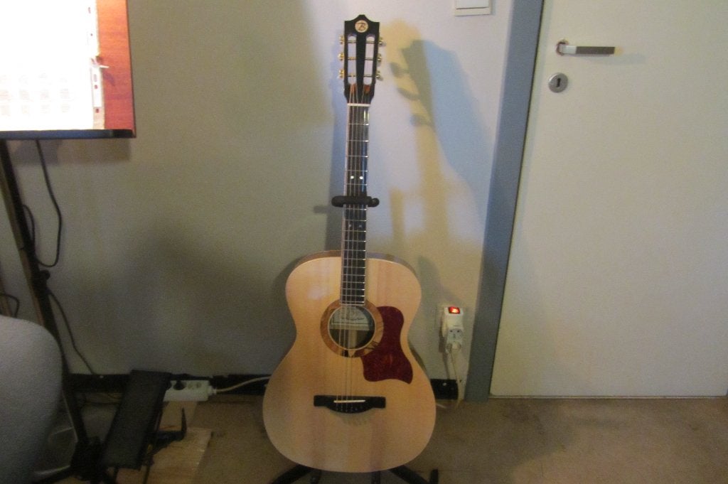 Belle guitare acoustique en très bon état, avec accessoires, Enlèvement, Comme neuf, Guitare Western ou Guitare Folk, Avec capteur (piezo)