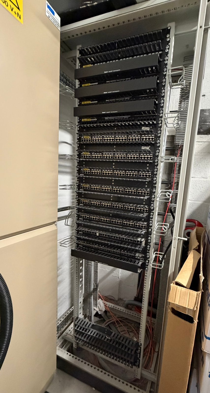 Panduit 19” netwerkrack met patchpanelen en kabelmanagement, Informatique & Logiciels, Serveurs, Enlèvement, Comme neuf