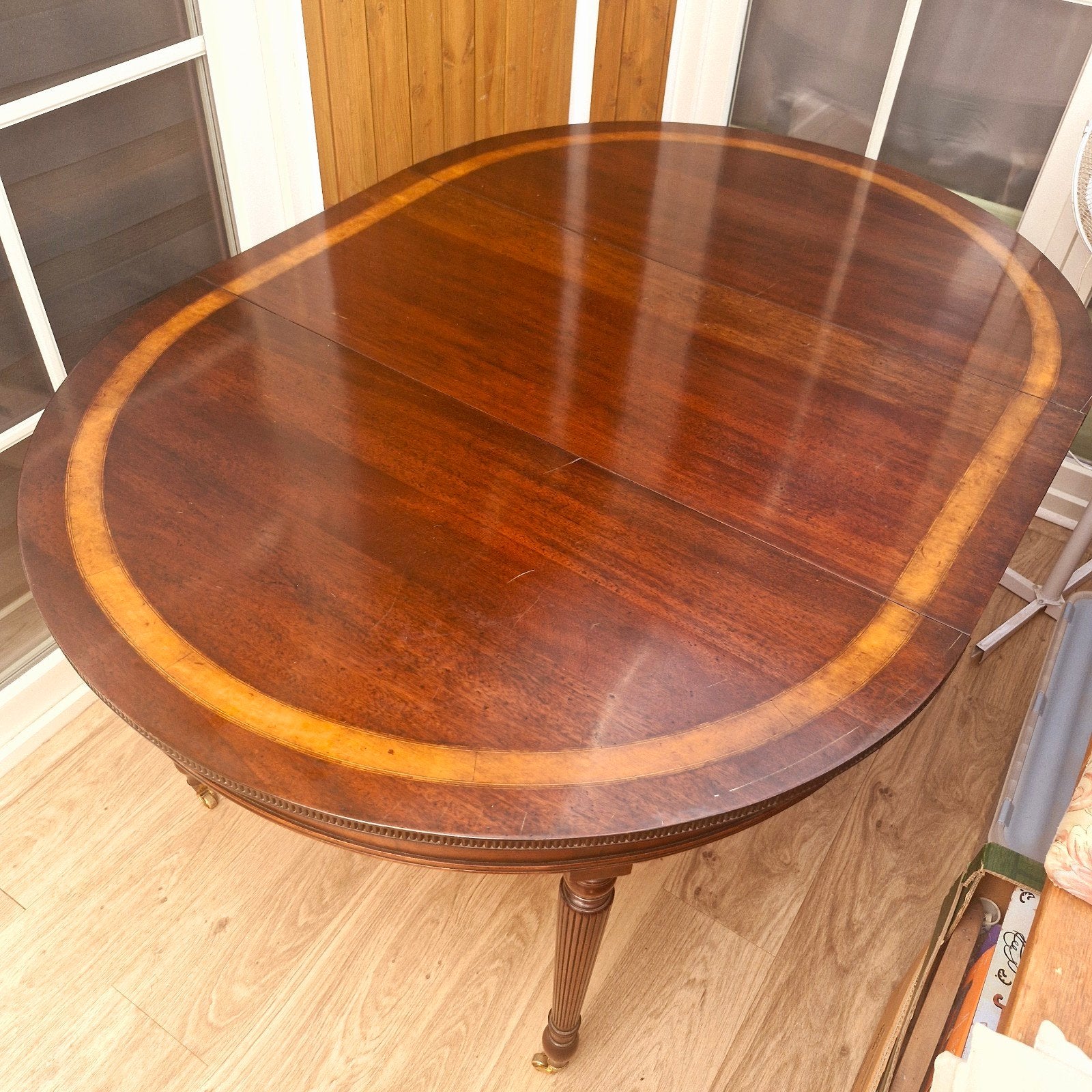 Klassieke mahonie houten eettafel met messing wieltjes, Ophalen, Gebruikt, Ovaal