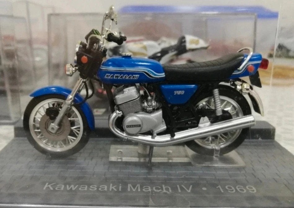 Kawasaki Mach IV 1969 1:24 en vitrine, Enlèvement ou Envoi