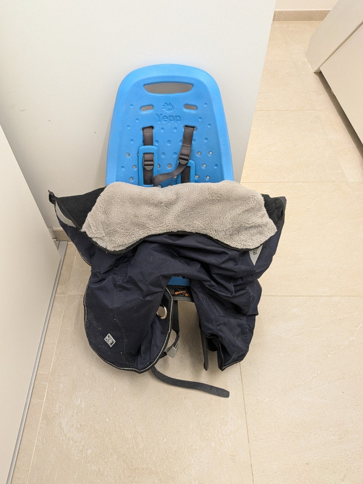 2x siège vélo enfant Thule Yepp Maxi bleu + housse Tucano Ur, Vélos & Vélomoteurs, Enlèvement, Utilisé, Siège arrière, Repose-pieds