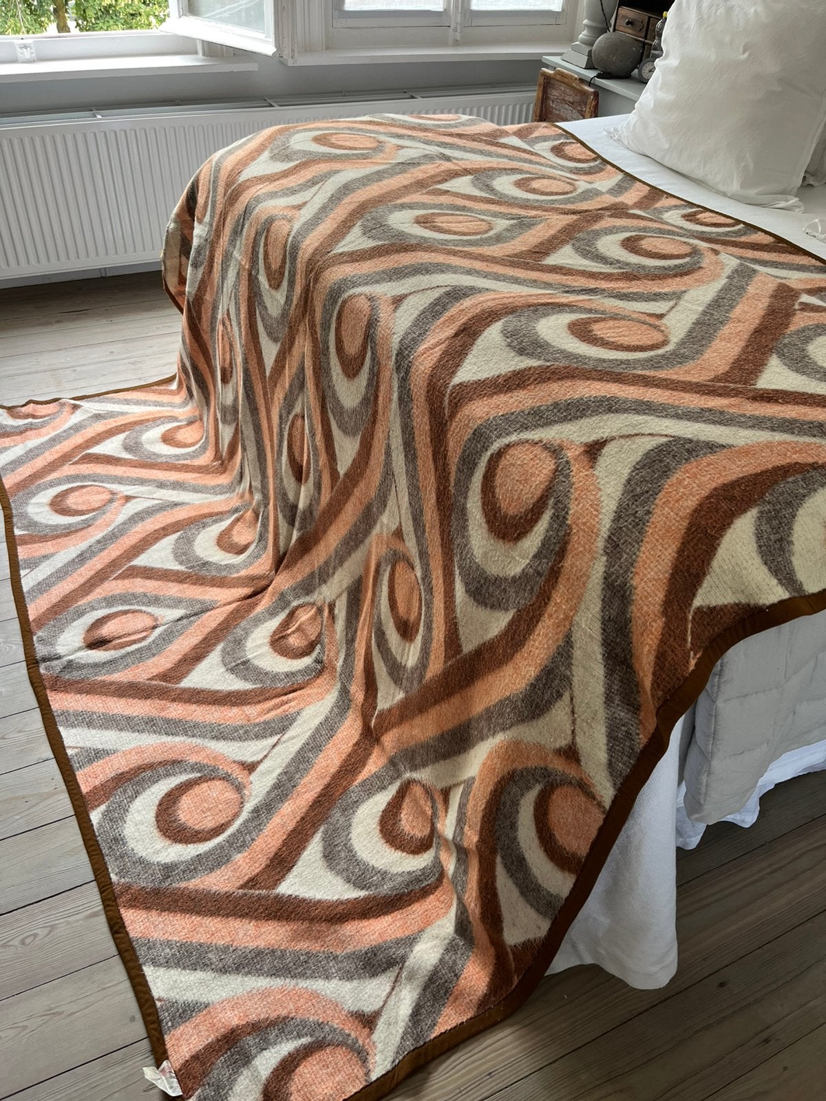 PRACHTIG VINTAGE RETRO DEKEN MOOIE KLEUREN, Huis en Inrichting, Gebruikt, Bruin, Tweepersoons, Ophalen of Verzenden