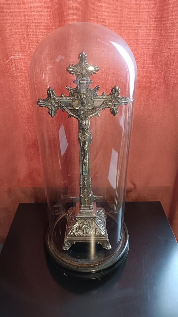 Crucifix sous globe cloche de verre, Ophalen