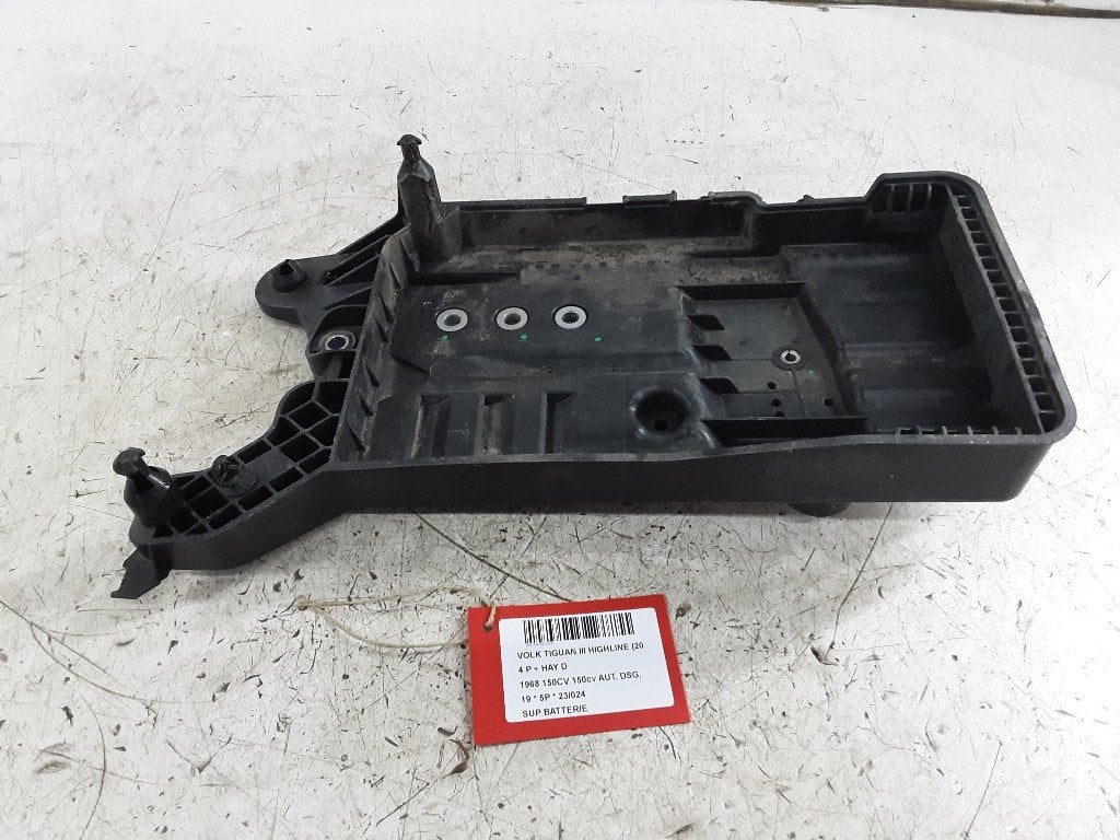 SUPPORT DE BATTERIE Volkswagen Tiguan (AD1) (5QF915325B), Volkswagen, Mevr. I. Hauben, Utilisé, Rue de l'Espoir 34 34
4030  GRIVEGNÉE, BE