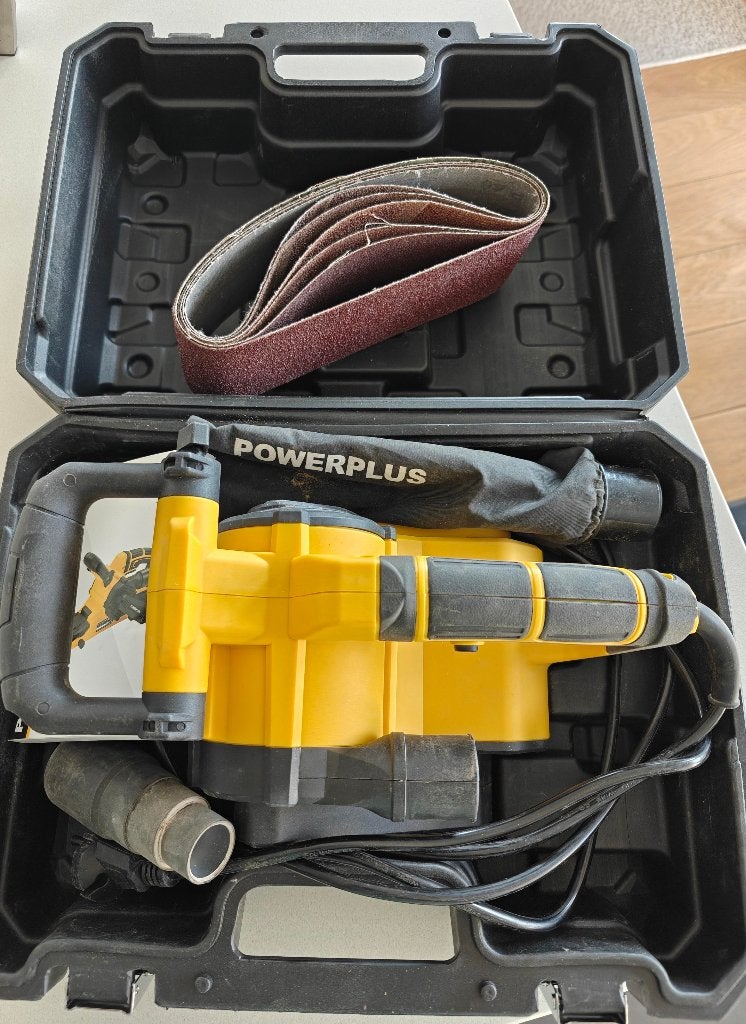 Bandschuurmachine 900W in koffer, Bricolage & Construction, Outillage | Ponceuses, Enlèvement, Comme neuf, 600 à 1200 watts, Ponceuse à bande