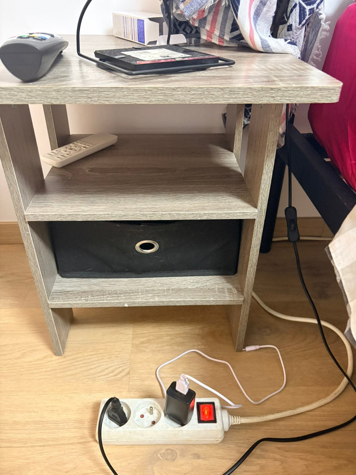 Table de nuit, Maison & Meubles, Comme neuf, Enlèvement, Bois, 45 à 65 cm