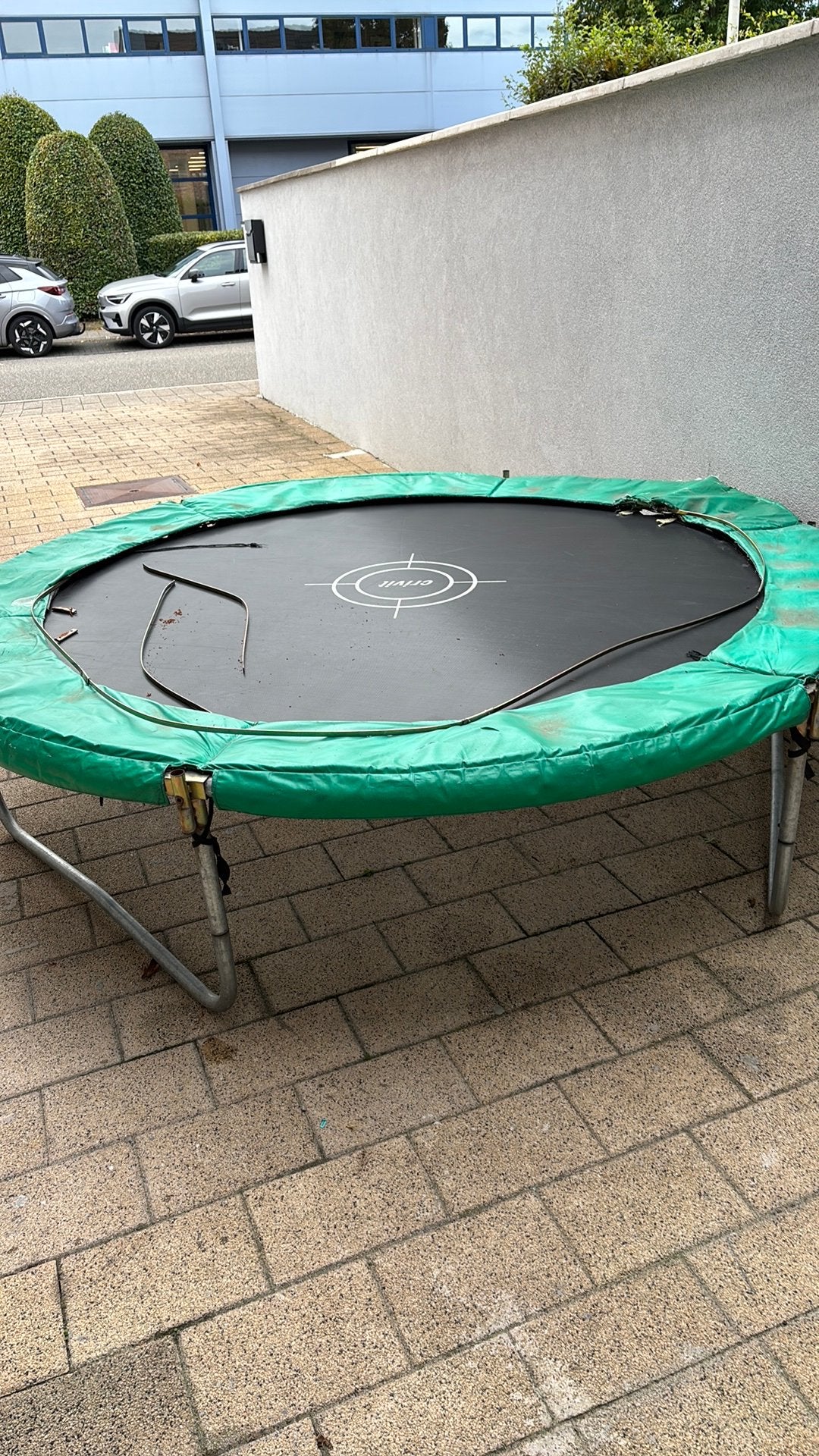 Trampoline gratuit, Enlèvement