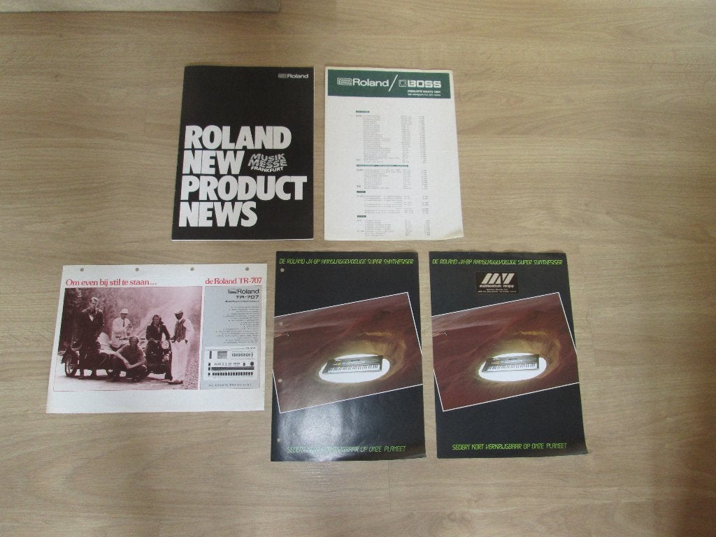 Roland 4 synthesizer/productcatalogi (JX-8P)+Prijslijst '84', Musique & Instruments, Enlèvement ou Envoi, Utilisé, Autres nombres