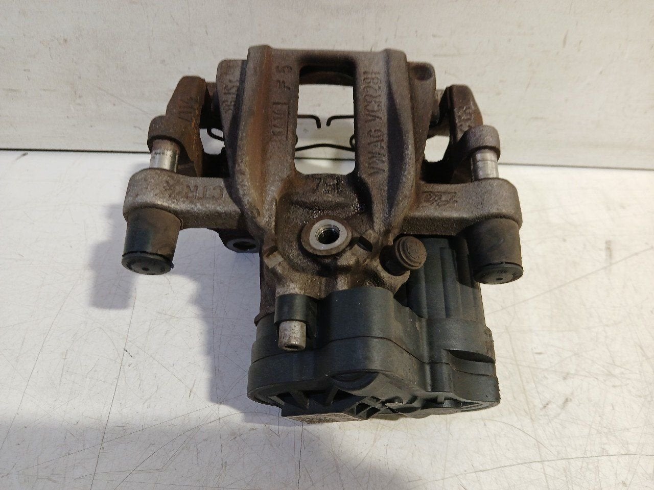 Remklauw rechts achter Volkswagen Golf, Onderdelen@venauto.nl, Van der Ven Autorecycling B.V., Ettenseweg 76, 4706 PB Roosendaal, The Netherlands