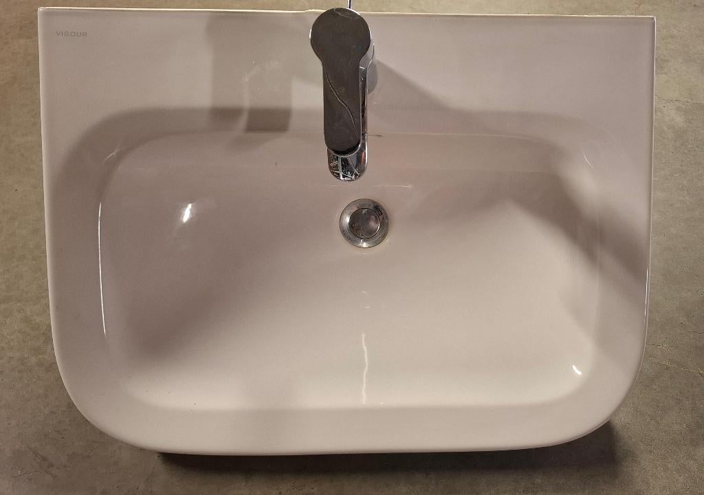 Witte keramische wastafel Vigour + kraan, Ophalen, Gebruikt, Wastafel