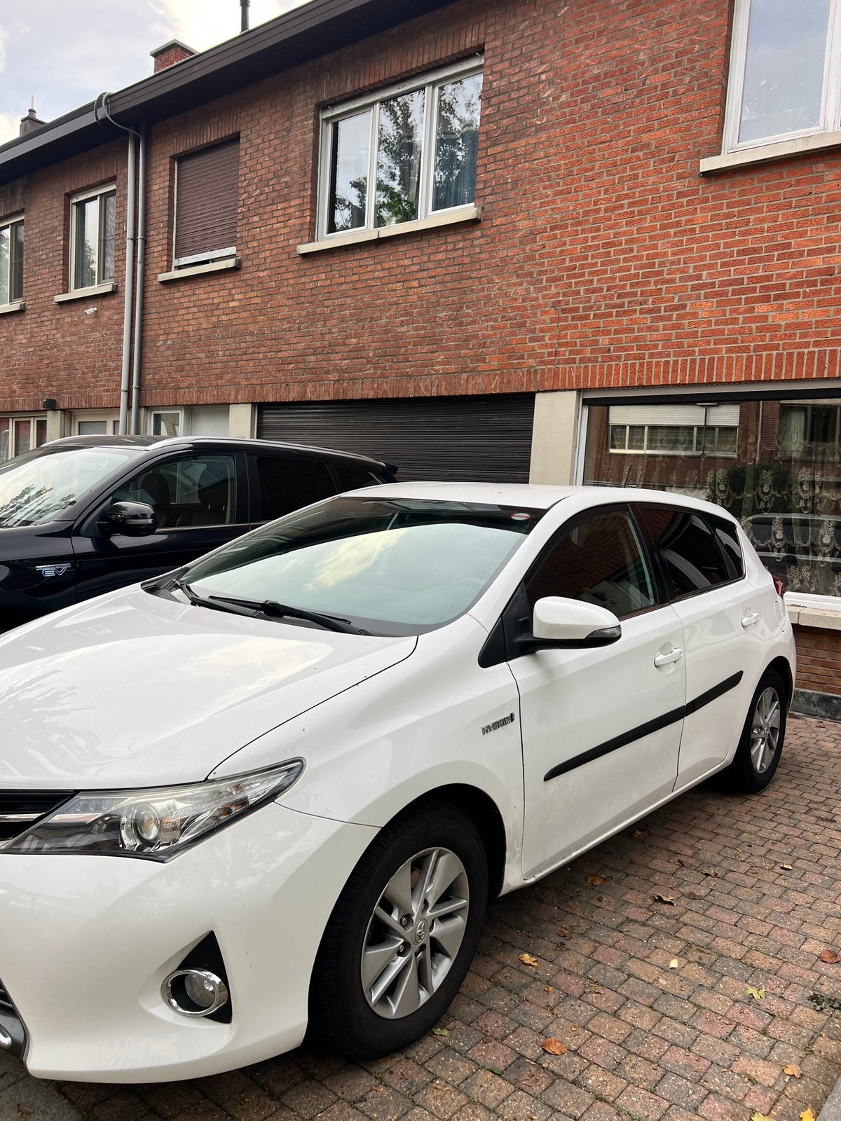 Toyota auris 1.8 hybride gekeurd vr 2 jaar, Auto's, Zwart, 4 cilinders, Overige bekleding, Wit