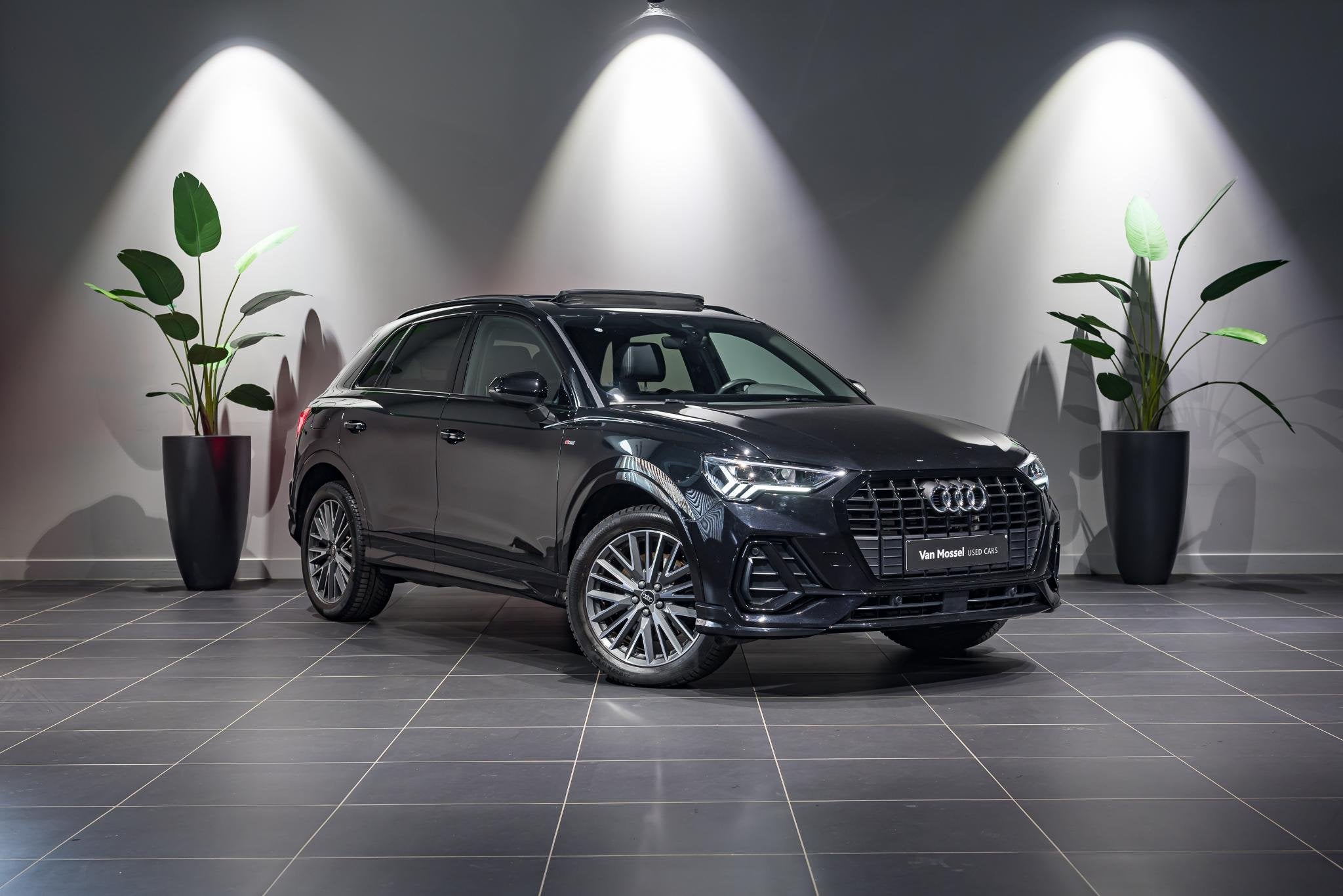 Audi Q3 45 TFSI e S tronic 3x S Line SHADOW LOOK | PANODAK |, Auto's, Audi, Stof, Gebruikt, 4 cilinders, Zwart