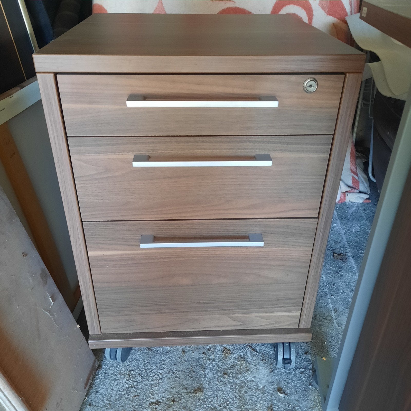 bureau met ladenblok, Ophalen