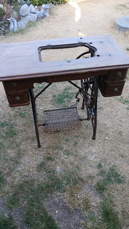 onderstel van oude naaimachine, Hobby en Vrije tijd, Naaimachines en Toebehoren, Ophalen, Naaimachine