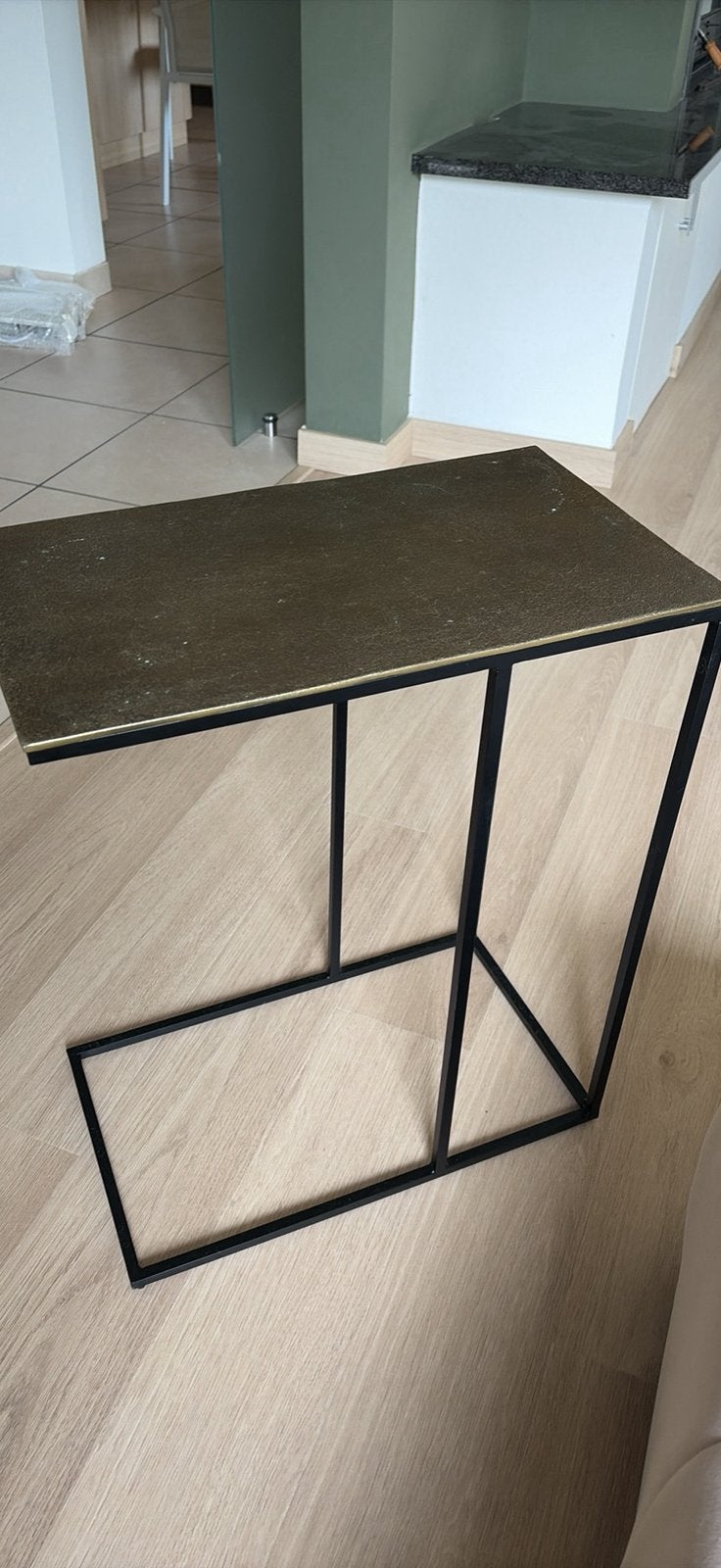 Modern bijzettafeltje, voor bij of over de zetel, Huis en Inrichting, Ophalen, Gebruikt