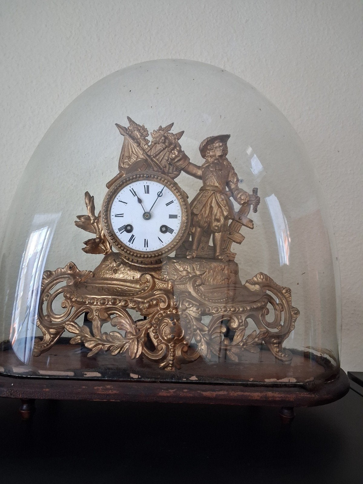 Horloge bronze artistique sous globe de verre ancien, Enlèvement