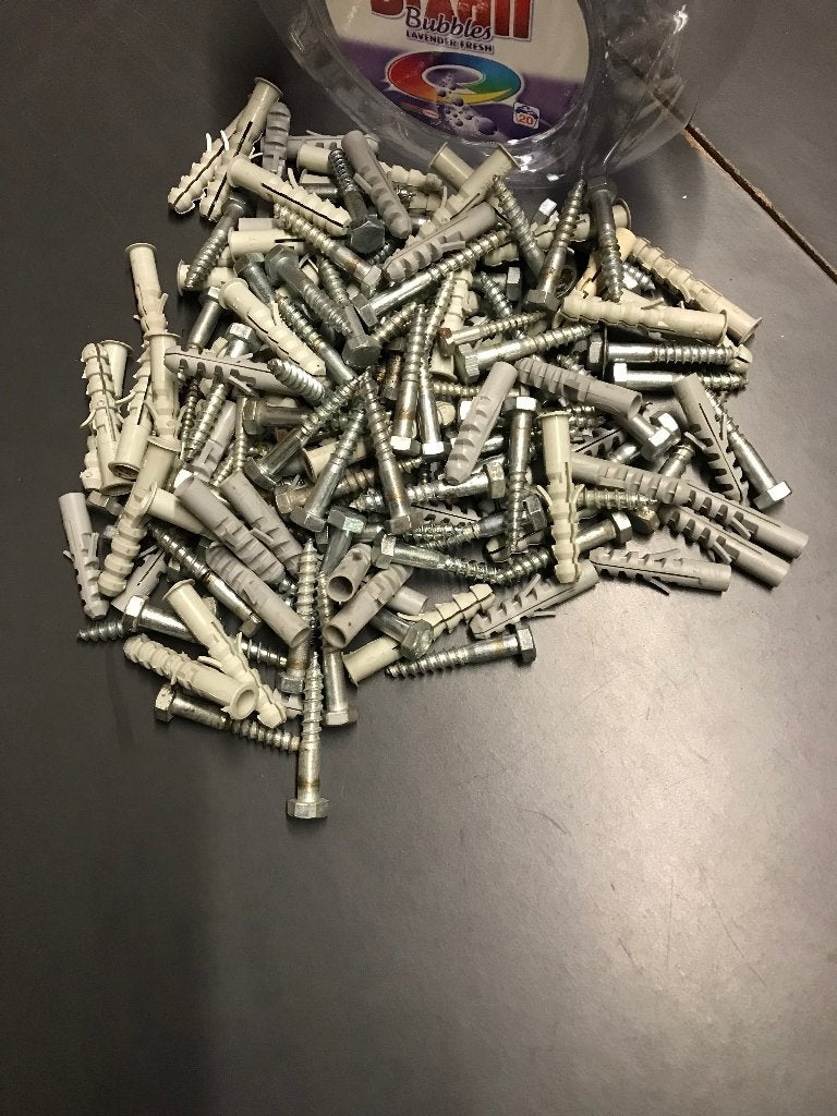 Pluggen met bijhorende tirefonds., Ophalen, Nieuw