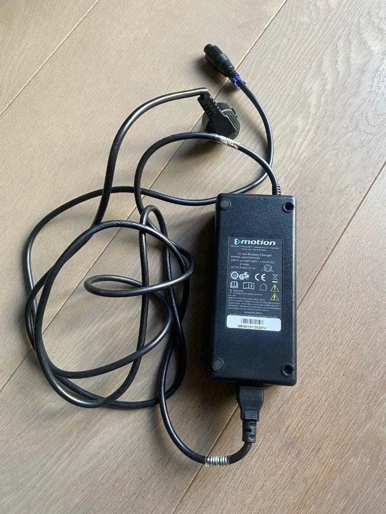 Chargeur de batterie pour vélo E Motion 24V DC 2.1, Vélos & Vélomoteurs, Enlèvement ou Envoi, Utilisé