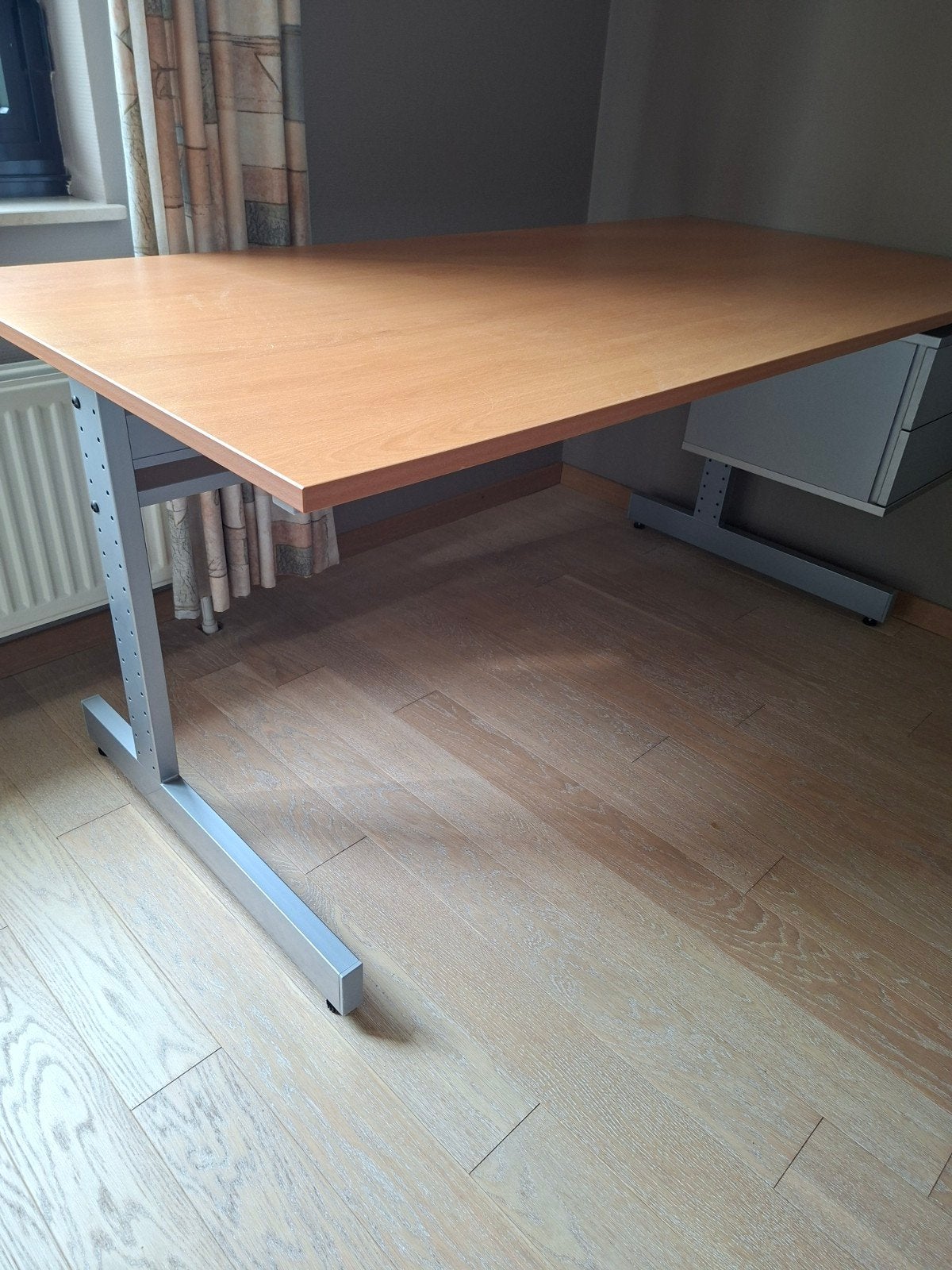 Bureau met metalen onderstel, Ophalen, Zo goed als nieuw