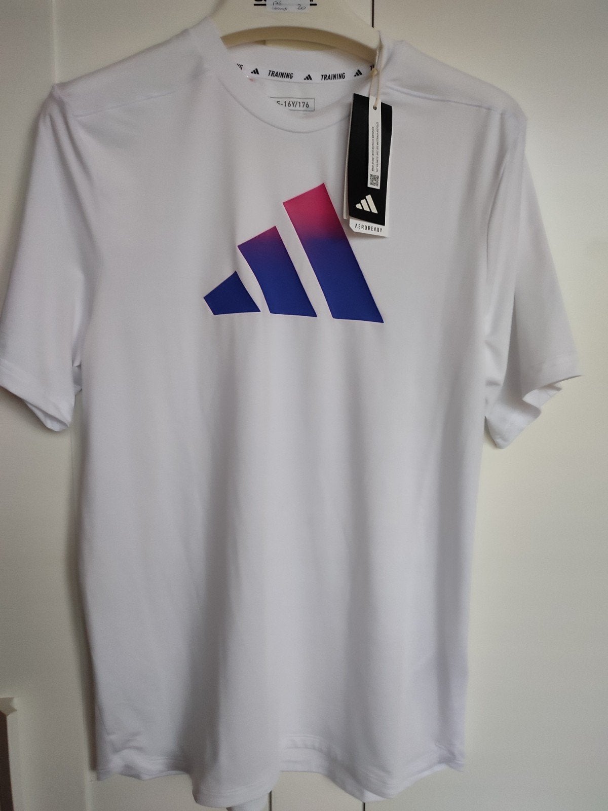 Adidas t shirt blanc logo couleur 15-16 ans ts07, Enfants & Bébés, Vêtements enfant | Taille 176, Enlèvement ou Envoi, Neuf, Adidas