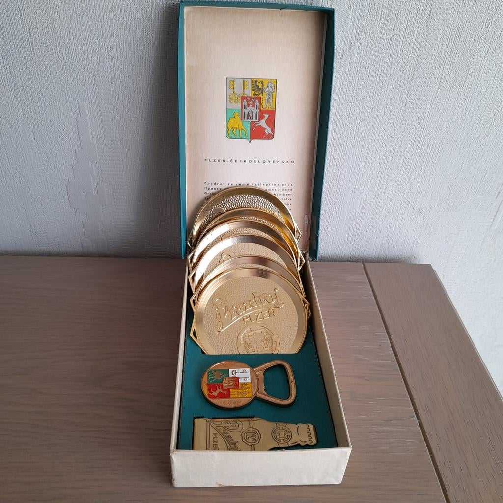 Vintage set onderzetters+flessenopeners Prazdroj Plzen., Ophalen of Verzenden, Gebruikt, Flesopener