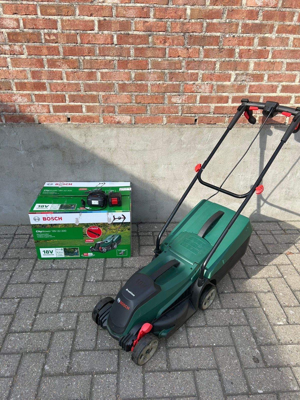Bosch CityMower 18V 32 300 Brushless Cordless Lawn Mower, Jardin & Terrasse, Tondeuses à gazon, Enlèvement, Comme neuf