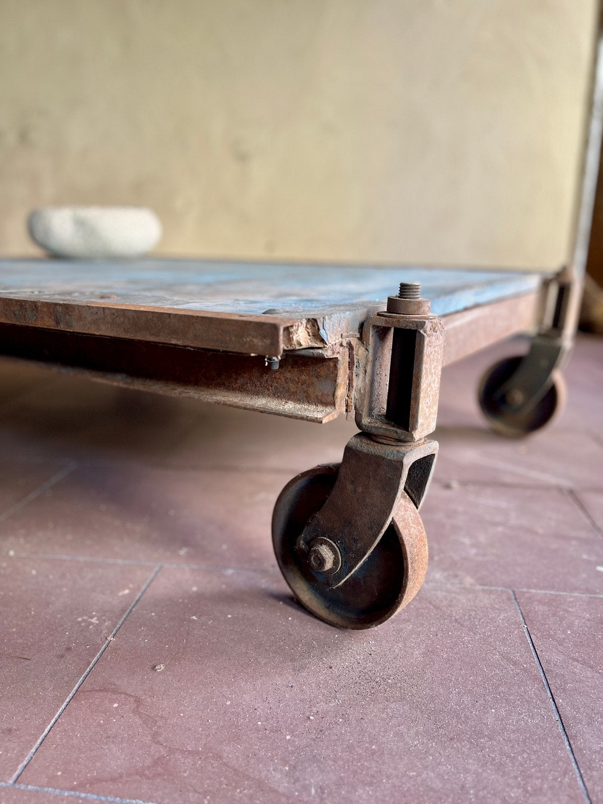 Industriële transportkar / salontafel op gietijzeren wielen, Ophalen, Grenenhout, Gebruikt, Industrieel