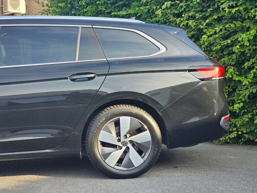 Volkswagen passat 1.5 benzine | TREKHAAK | 360CAMERA, Auto's, Automaat, Dealer onderhouden, 1498 cc, Alcantara