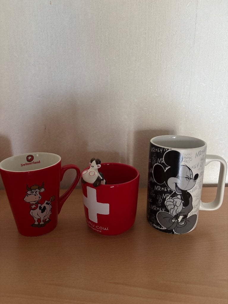 Mugs originaux Disney Mickey et Swiss Mumu Cow neufs, Maison & Meubles, Neuf, Mug, Enlèvement, Porcelaine